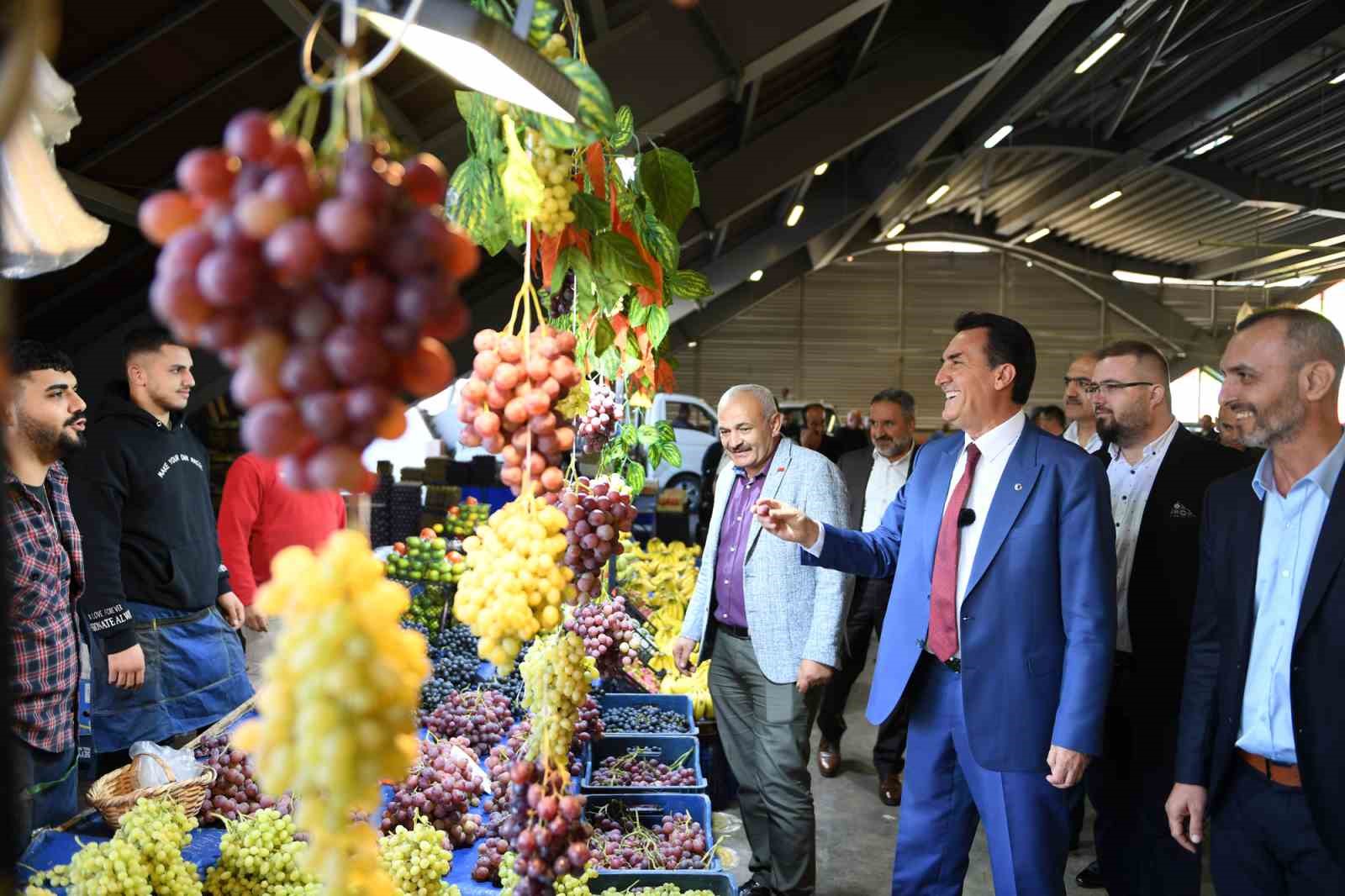 Başkan Dündar, pazarcı esnafının yanında