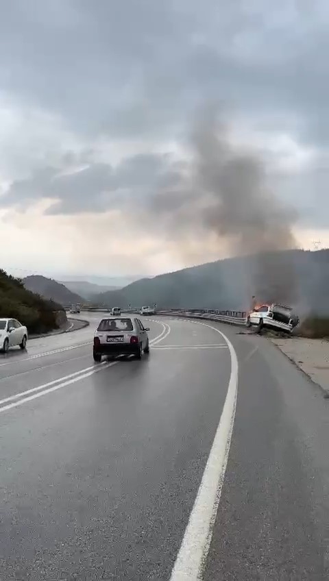 Bariyerlere giren otomobil alev alev yandı