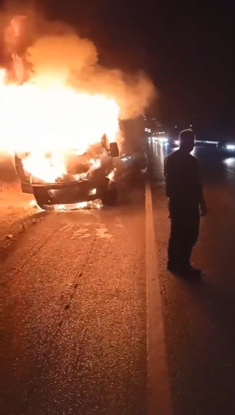 Bursa’da seyir halindeki kamyonet alev topuna döndü