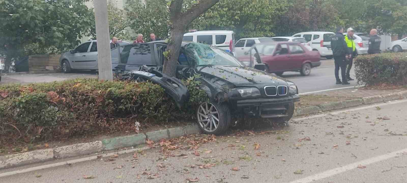 Bursa’da kontrolden çıkan otomobil refüjdeki ağaca çarptı: 2 yaralı