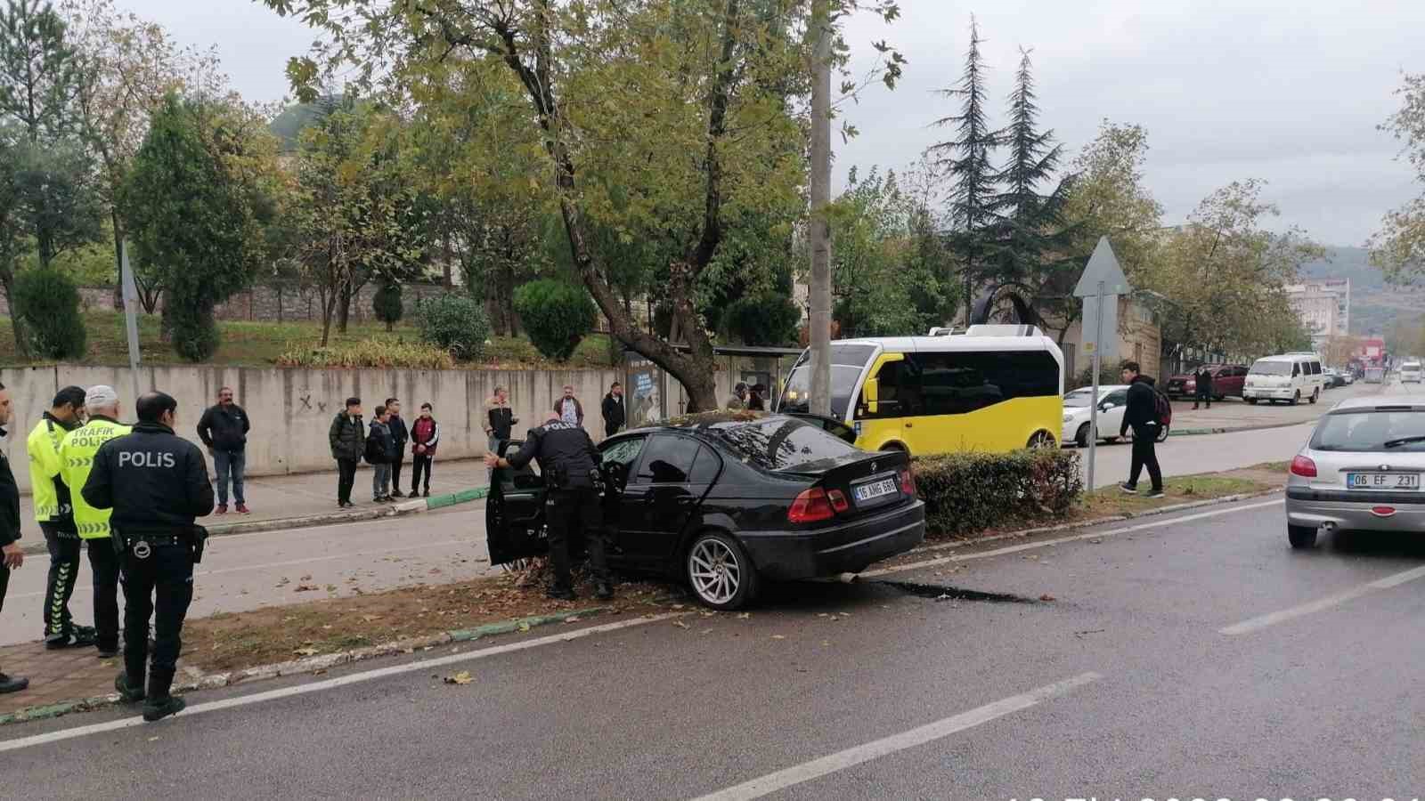 Bursa’da kontrolden çıkan otomobil refüjdeki ağaca çarptı: 2 yaralı