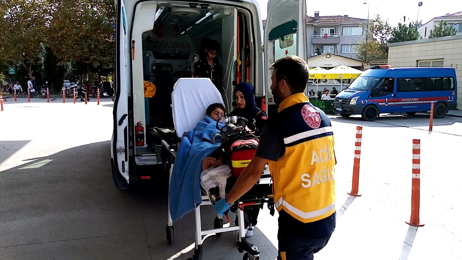 Balık yakalamak isterken gölete düşen çocukları babaları kurtardı