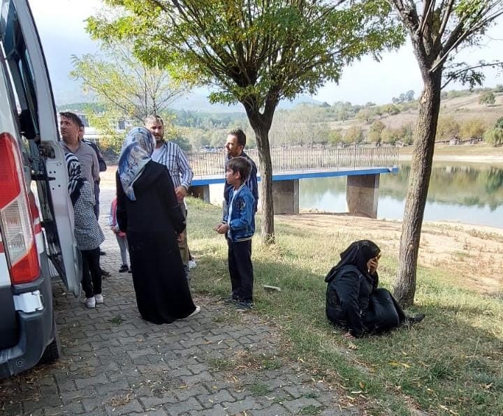 Balık yakalamak isterken gölete düşen çocukları babaları kurtardı