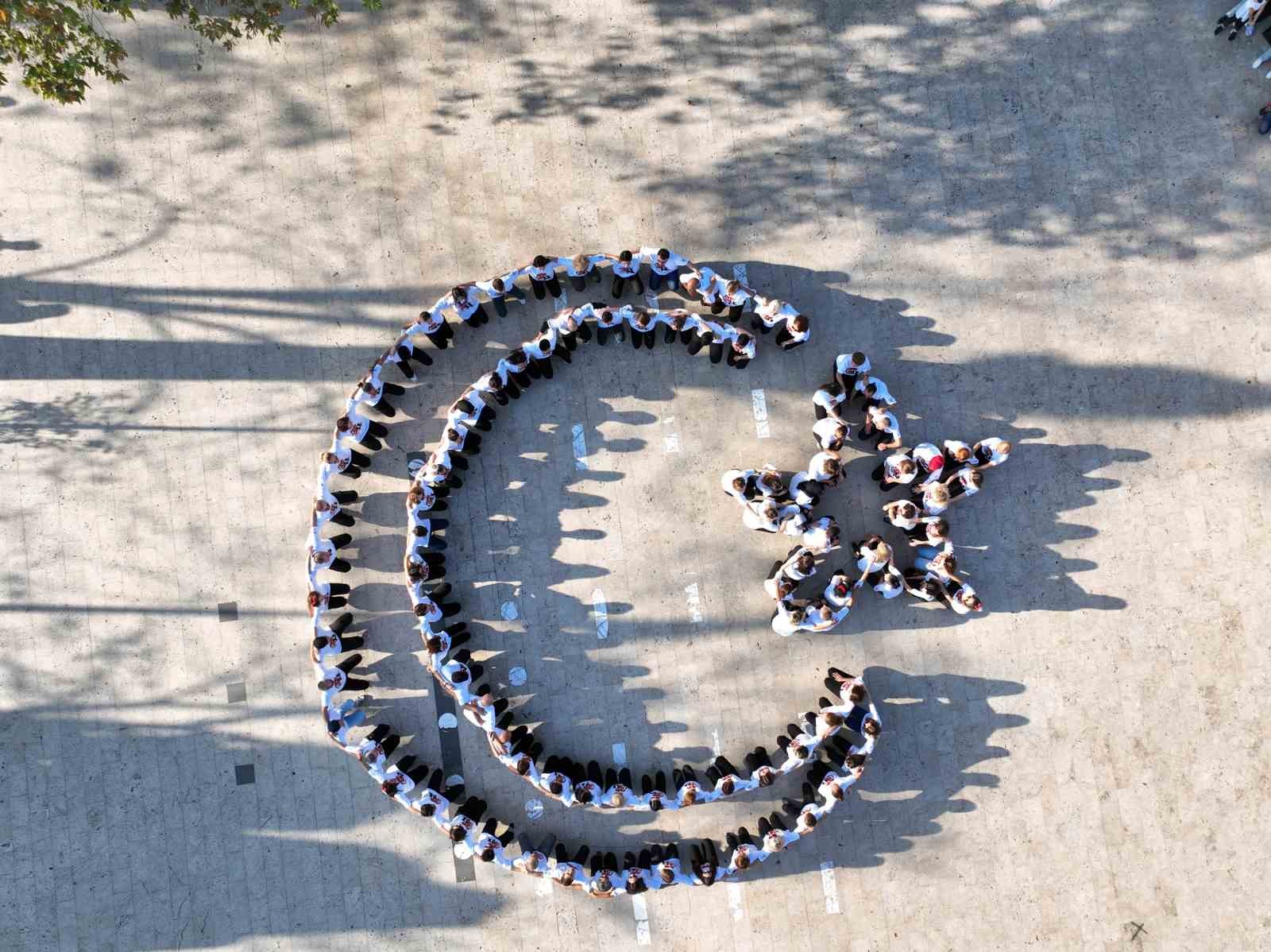 Cumhuriyetin 100’üncü yılında 100 kişi zeybek oynadı