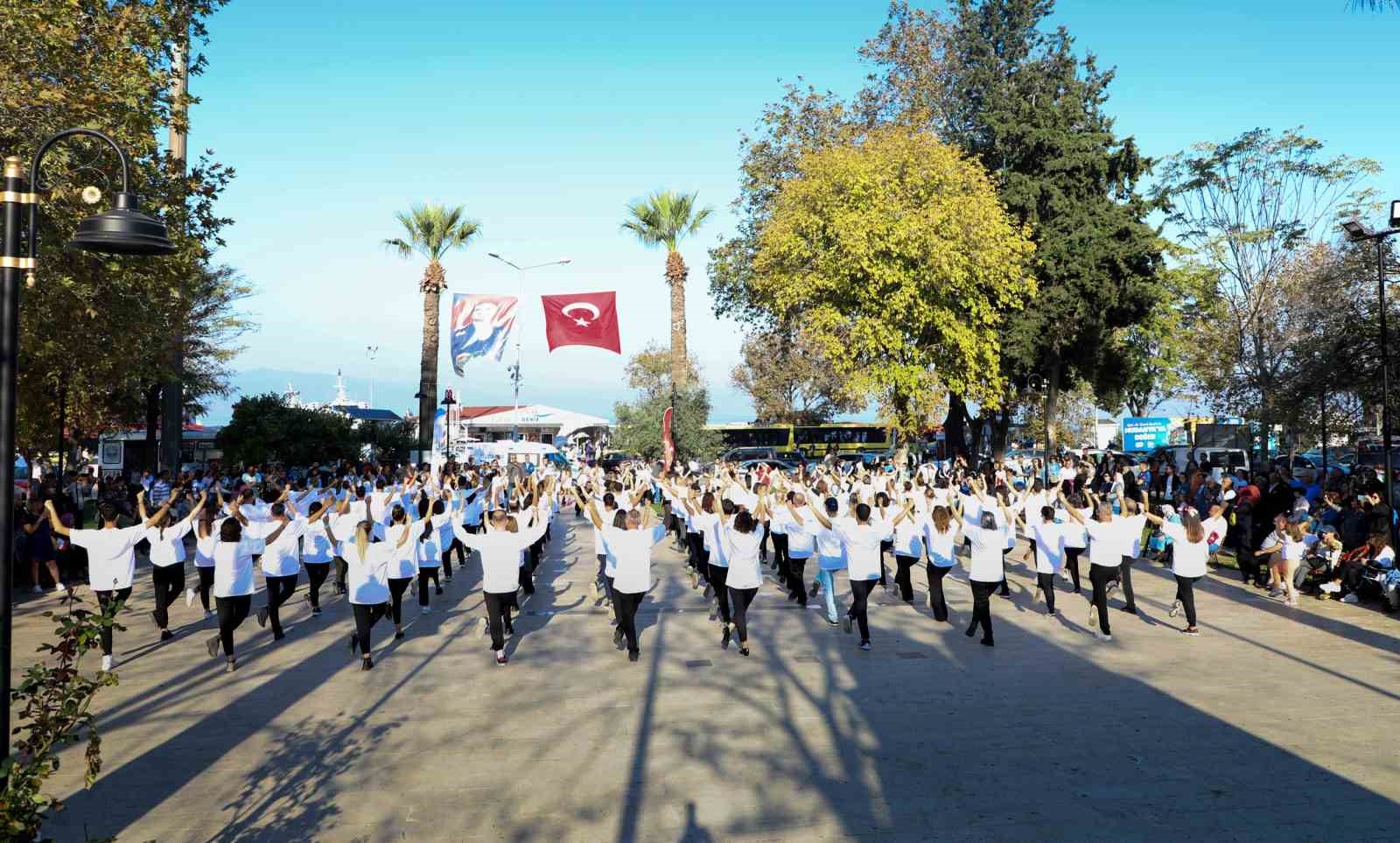 Cumhuriyetin 100’üncü yılında 100 kişi zeybek oynadı