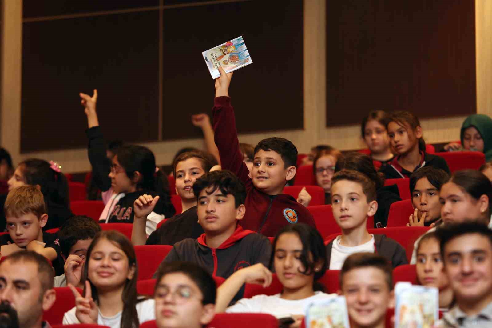 Öğrenciler okudukları kitabın yazarıyla buluştu