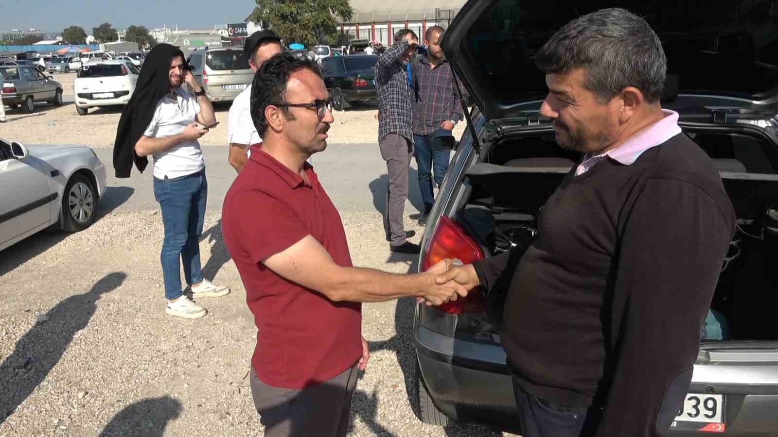 İkinci el oto pazarında sinek avladılar