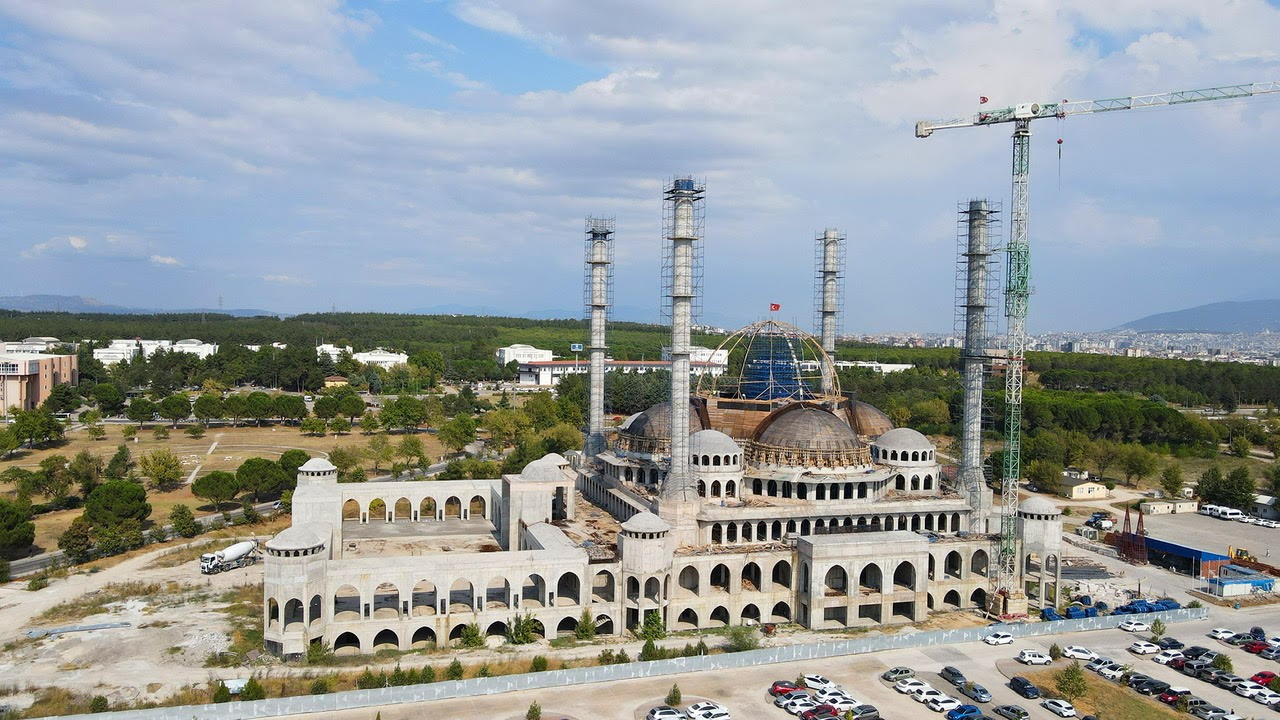 Uludağ Üniversitesi’ndeki devasa caminin kaba inşaatı bitiyor