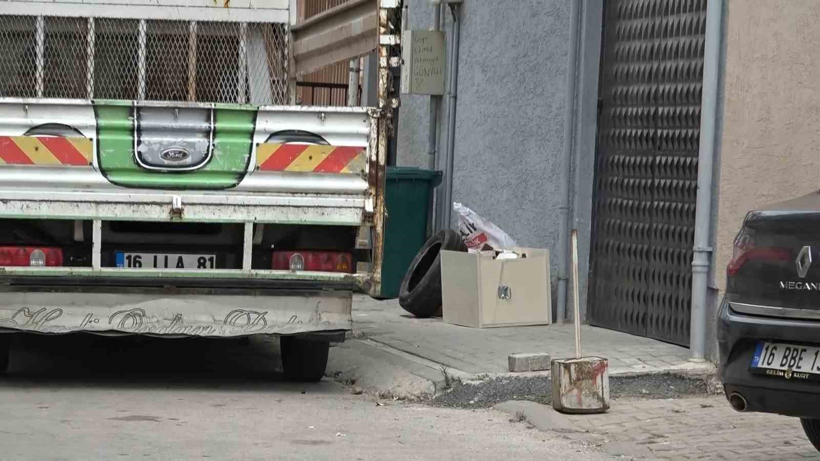 Evin önünde araç lastiğini ateşe verdi, arkasına bakmadan böyle kaçtı