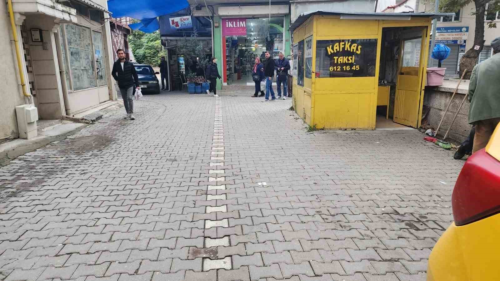 Taksiciyi kalbinden bıçakladı, cinayet aletini emanet bıraktı