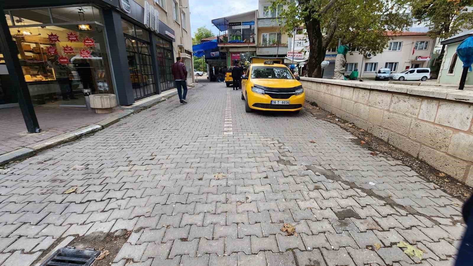 Taksiciyi kalbinden bıçakladı, cinayet aletini emanet bıraktı