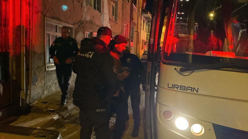 Bursa’da bir adrese yapılan operasyonda 31 kaçak göçmen yakalandı