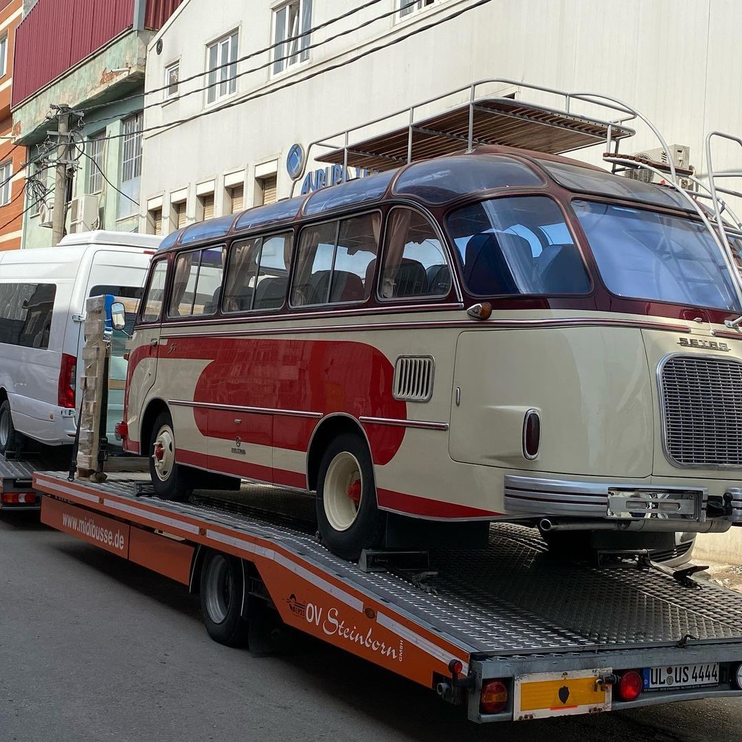 (Özel) Sanayi sitesi içerisindeki müze...90 yıllık klasik otobüsleri restore ediyorlar