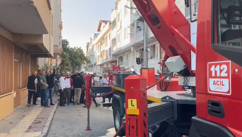 Bursa’da evin çatısında başlayan yangın yan binaya sıçradı