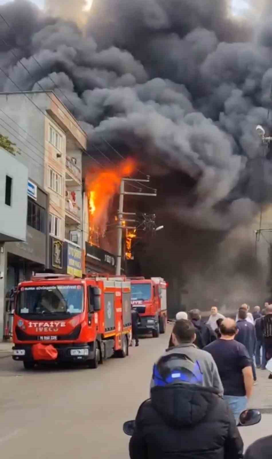 Mobilya imalathanesindeki yangın söndürüldü: Çevre evler zarar gördü