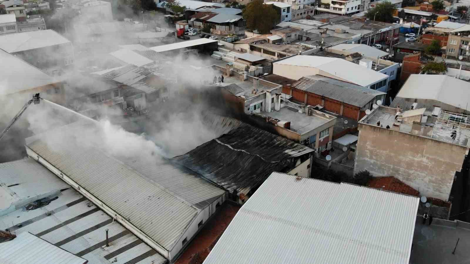 Mobilya imalathanesindeki yangın söndürüldü: Çevre evler zarar gördü