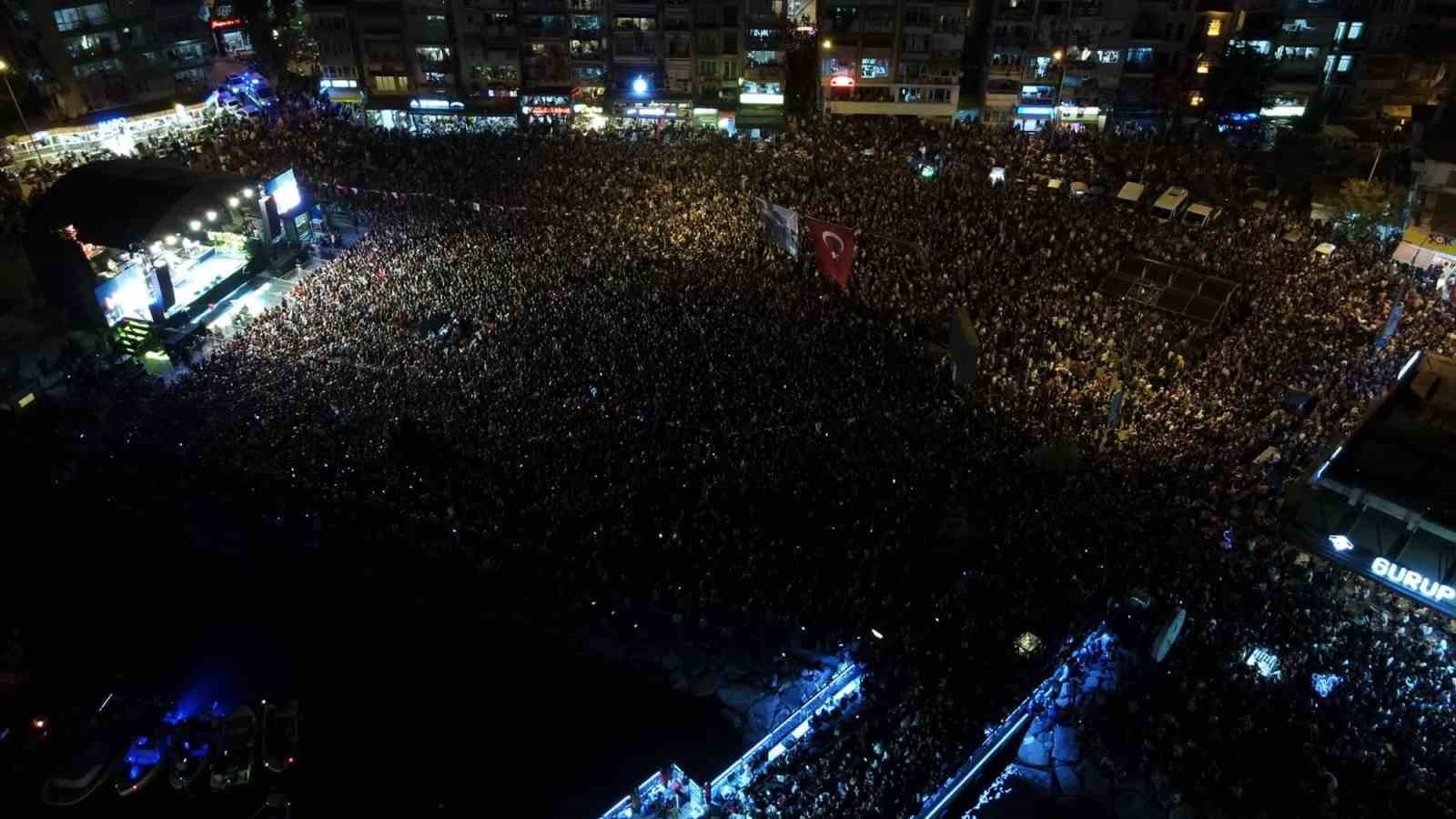 Gemlik’te Cumhuriyet coşkusu cadde ve meydanlara sığmadı