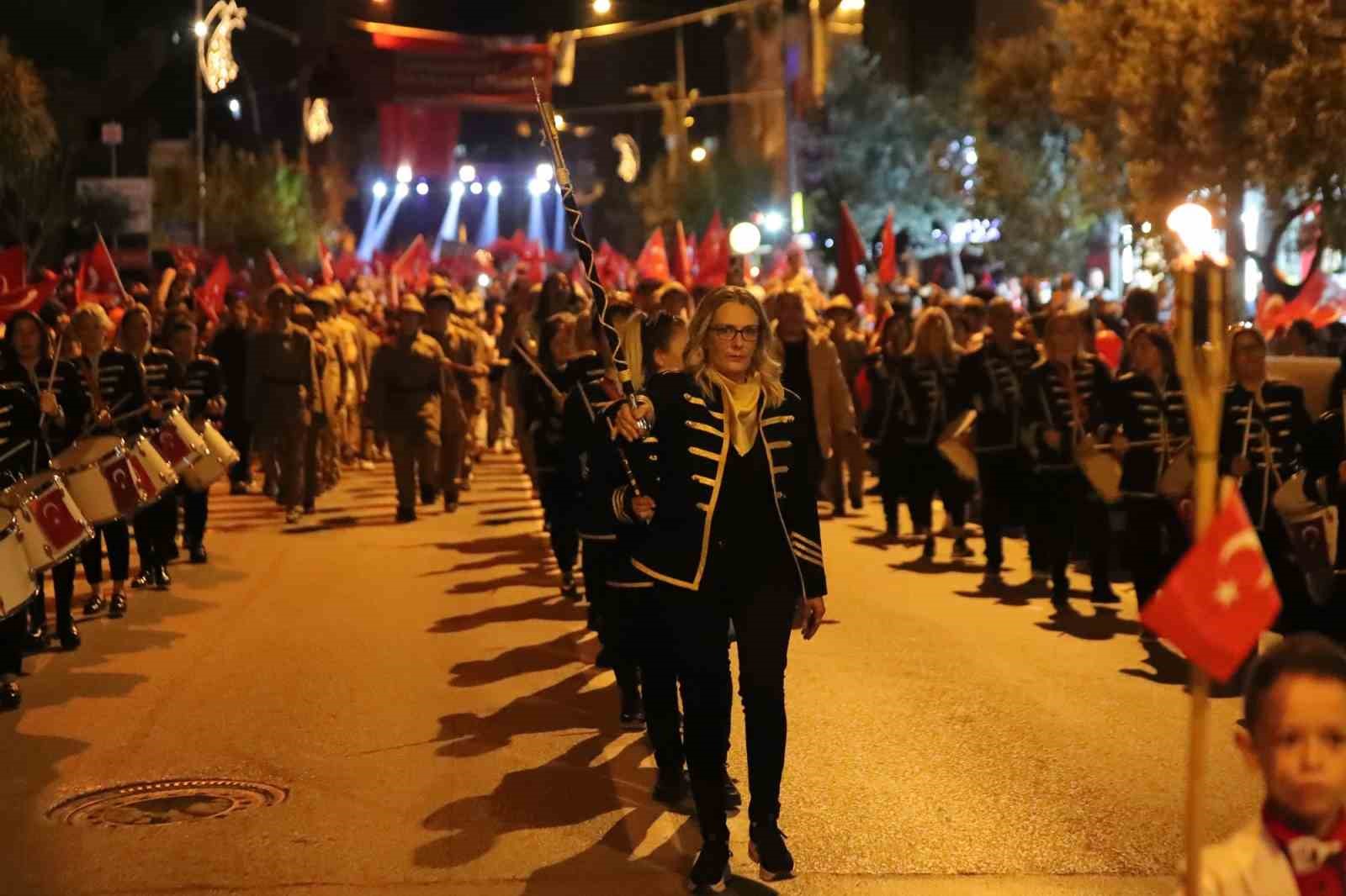 Gemlik’te Cumhuriyet coşkusu cadde ve meydanlara sığmadı