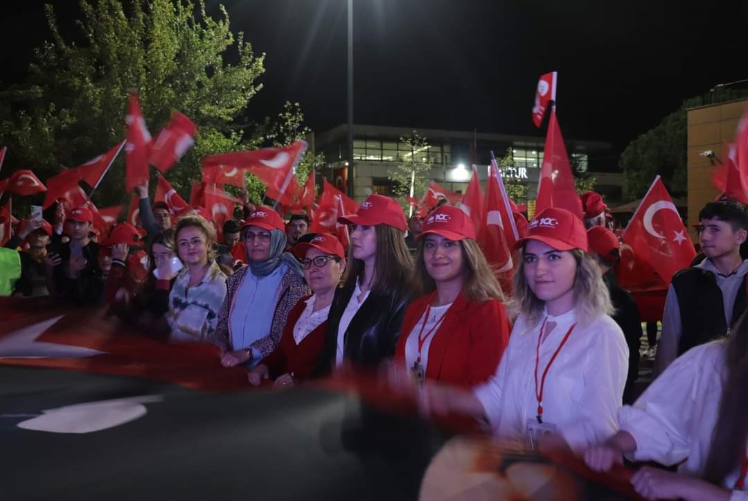 Cumhuriyet’in 100. yılını salonda değil kortejle meydanda kutladılar