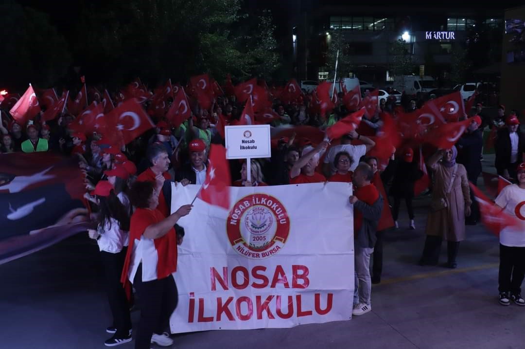 Cumhuriyet’in 100. yılını salonda değil kortejle meydanda kutladılar