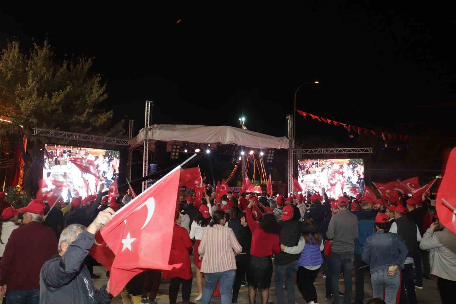 Cumhuriyet’in 100. yılını salonda değil kortejle meydanda kutladılar