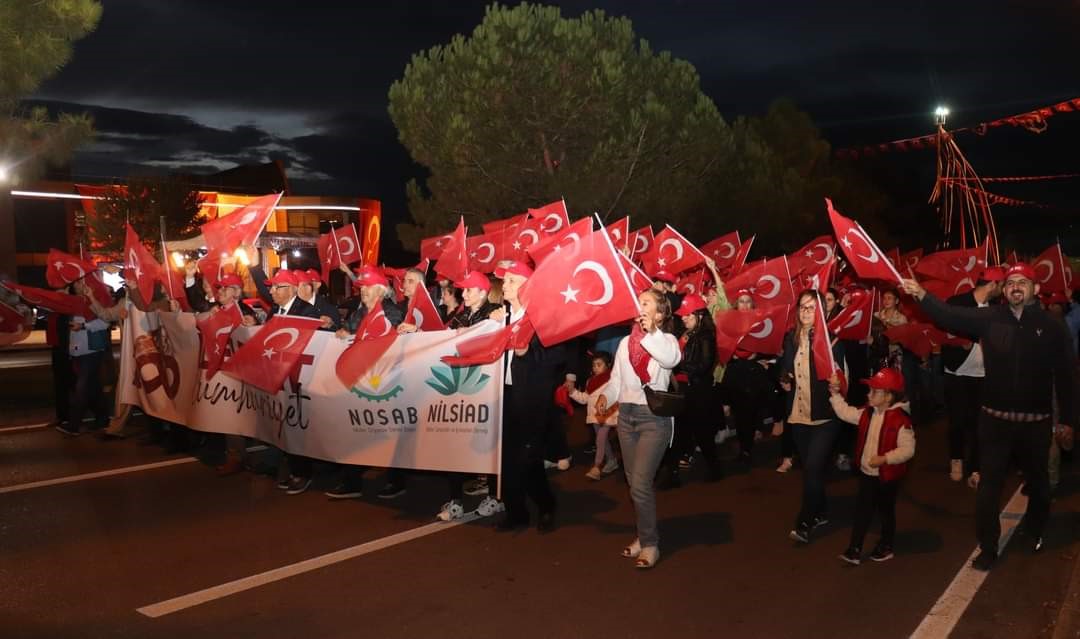 Cumhuriyet’in 100. yılını salonda değil kortejle meydanda kutladılar