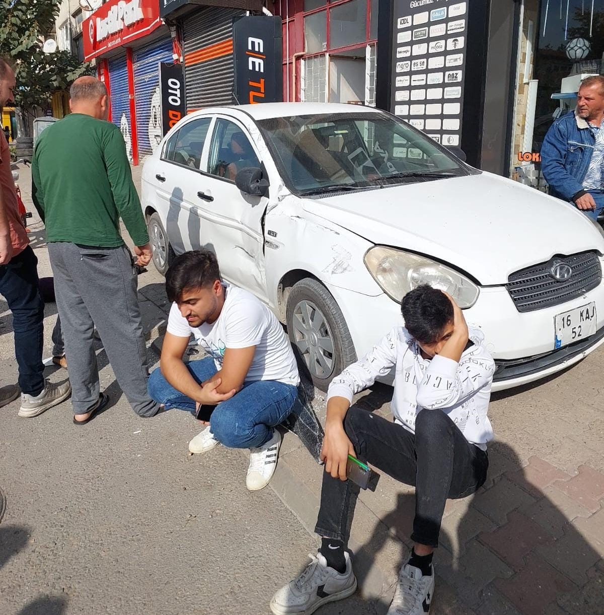 Park halindeki otomobile çarptı: 2 yaralı