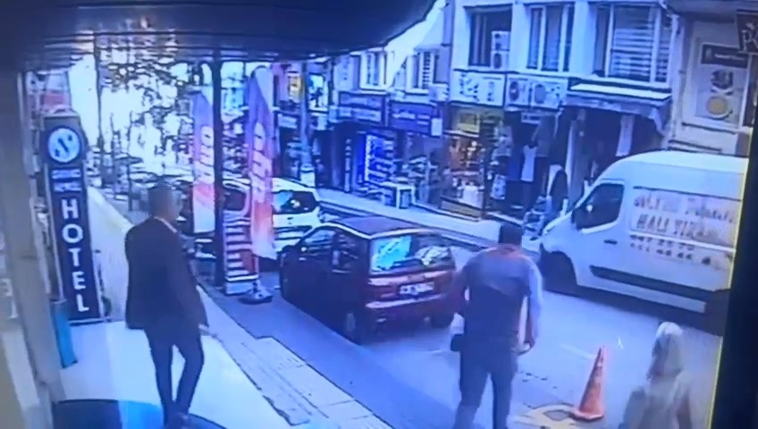 El freni çekmeyi unutulan aracı otopark görevlisi durdurdu