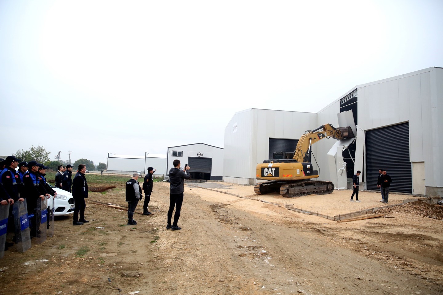 Yaylacık’ta kaçak fabrika yıkıldı