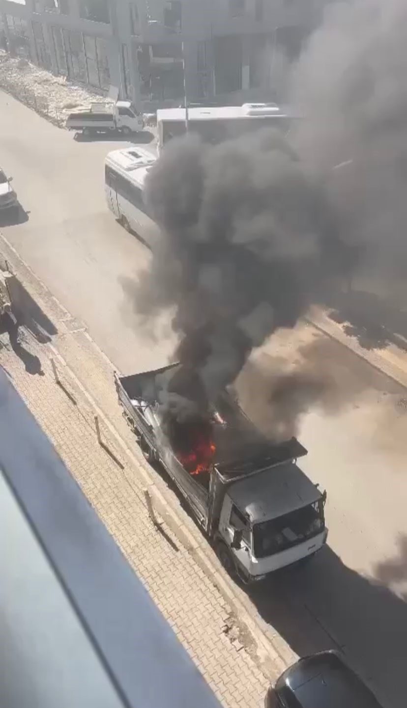 Park halindeki kamyonetin dorsesi alev alev yandı