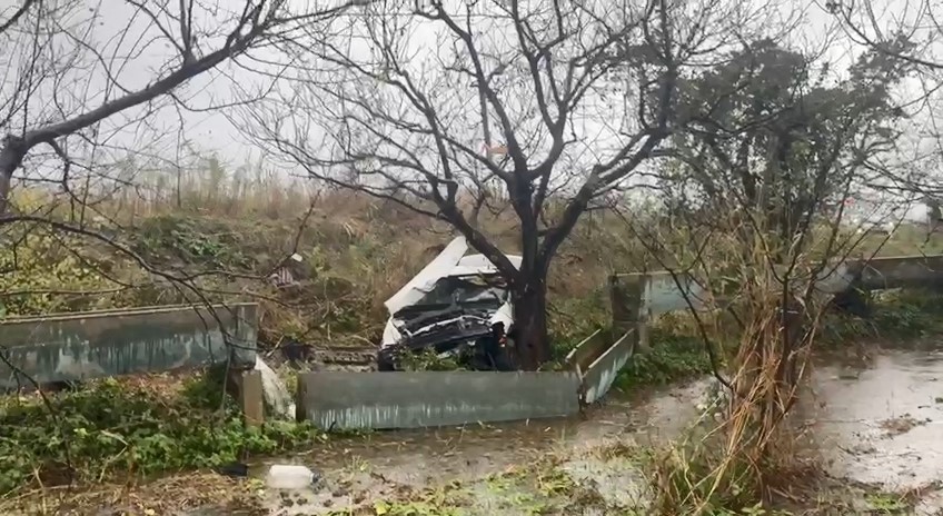 Yağmurda kayıp kontrolden çıkan otomobil tarlaya uçtu: 1 ölü