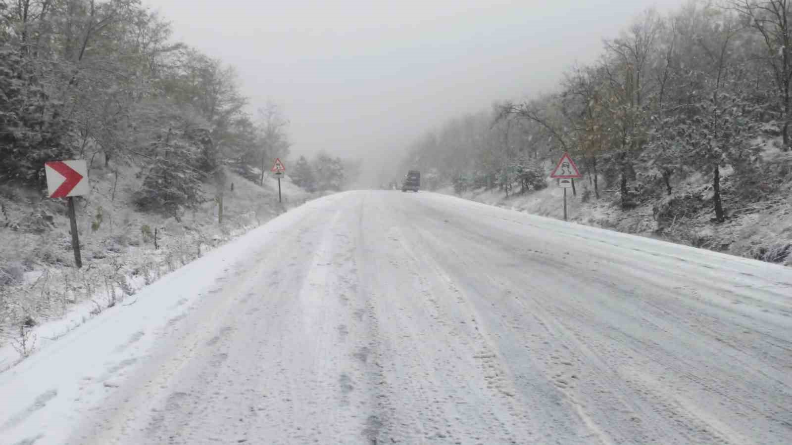 Bursa’da kar yağışı sebebiyle yol kapandı