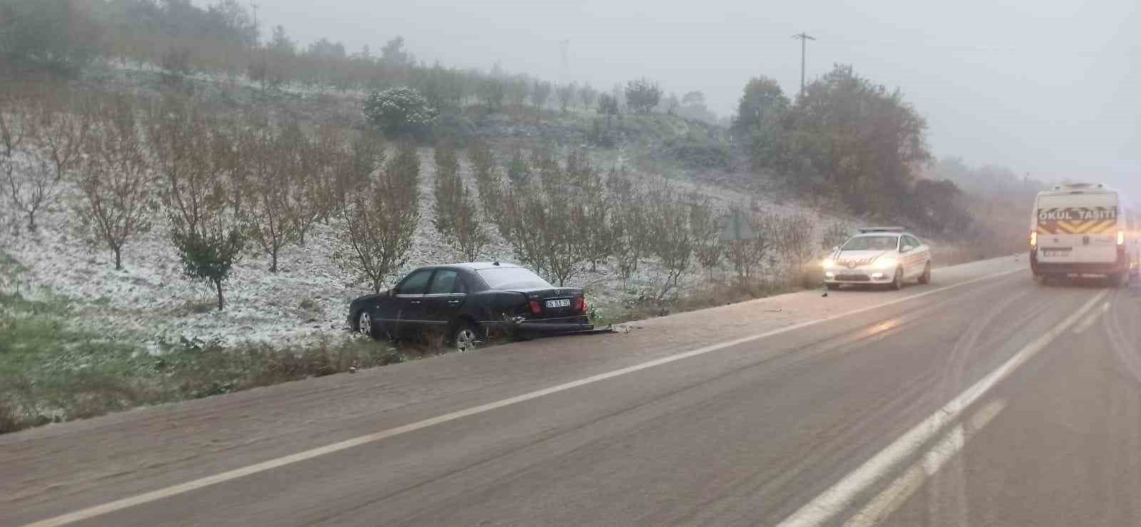 Bursa’da 2 araç kafa kafaya çarpıştı: 3 yaralı