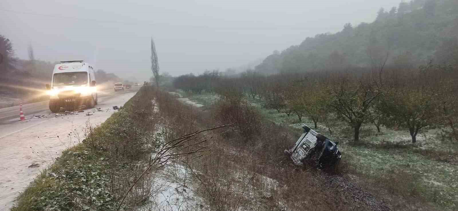 Bursa’da 2 araç kafa kafaya çarpıştı: 3 yaralı