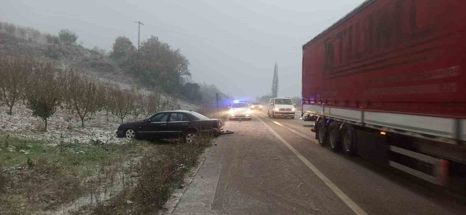 Bursa’da 2 araç kafa kafaya çarpıştı: 3 yaralı