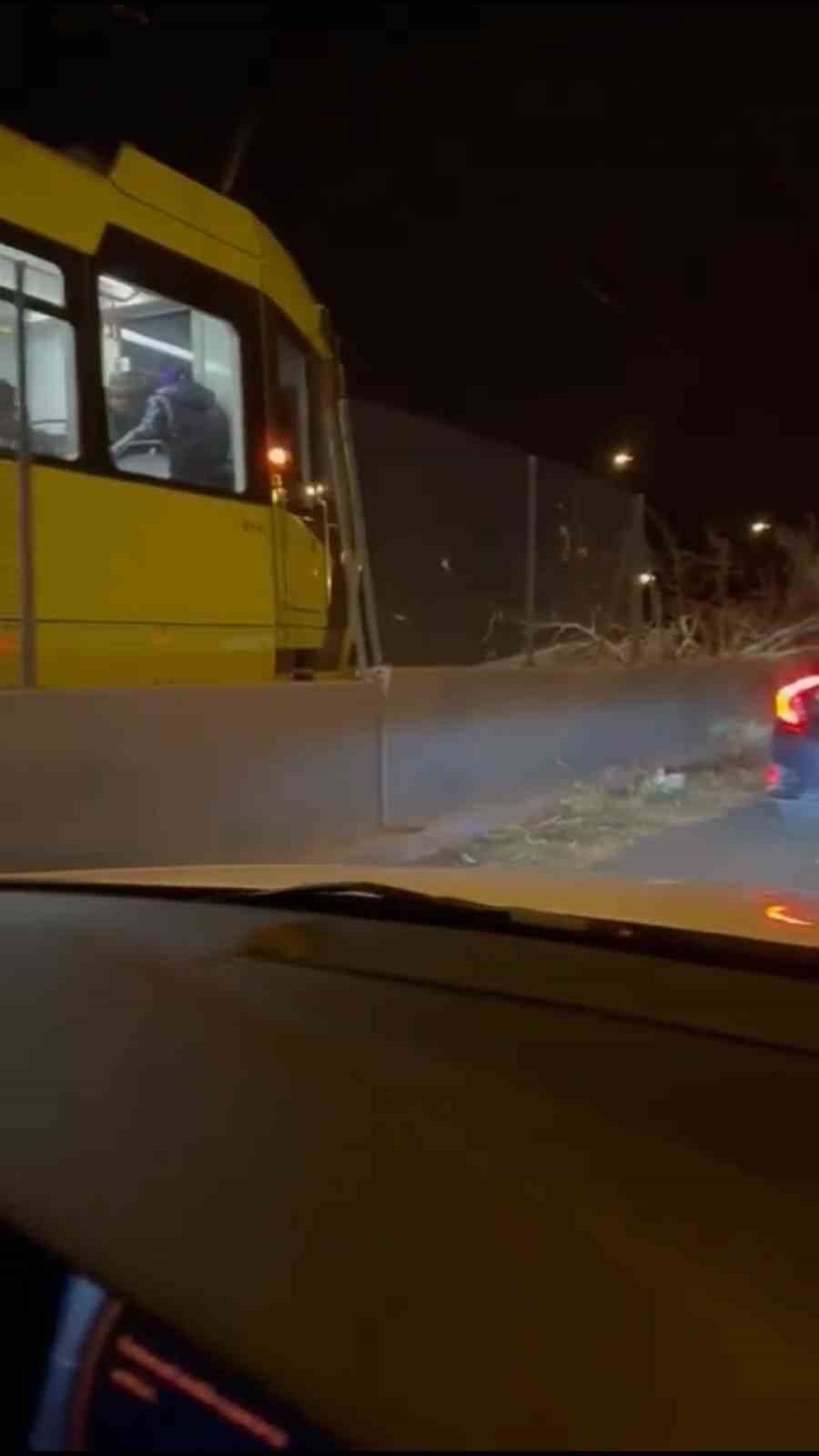 Metro raylarına ağaç düştü, seferler bir süreliğine iptal edildi