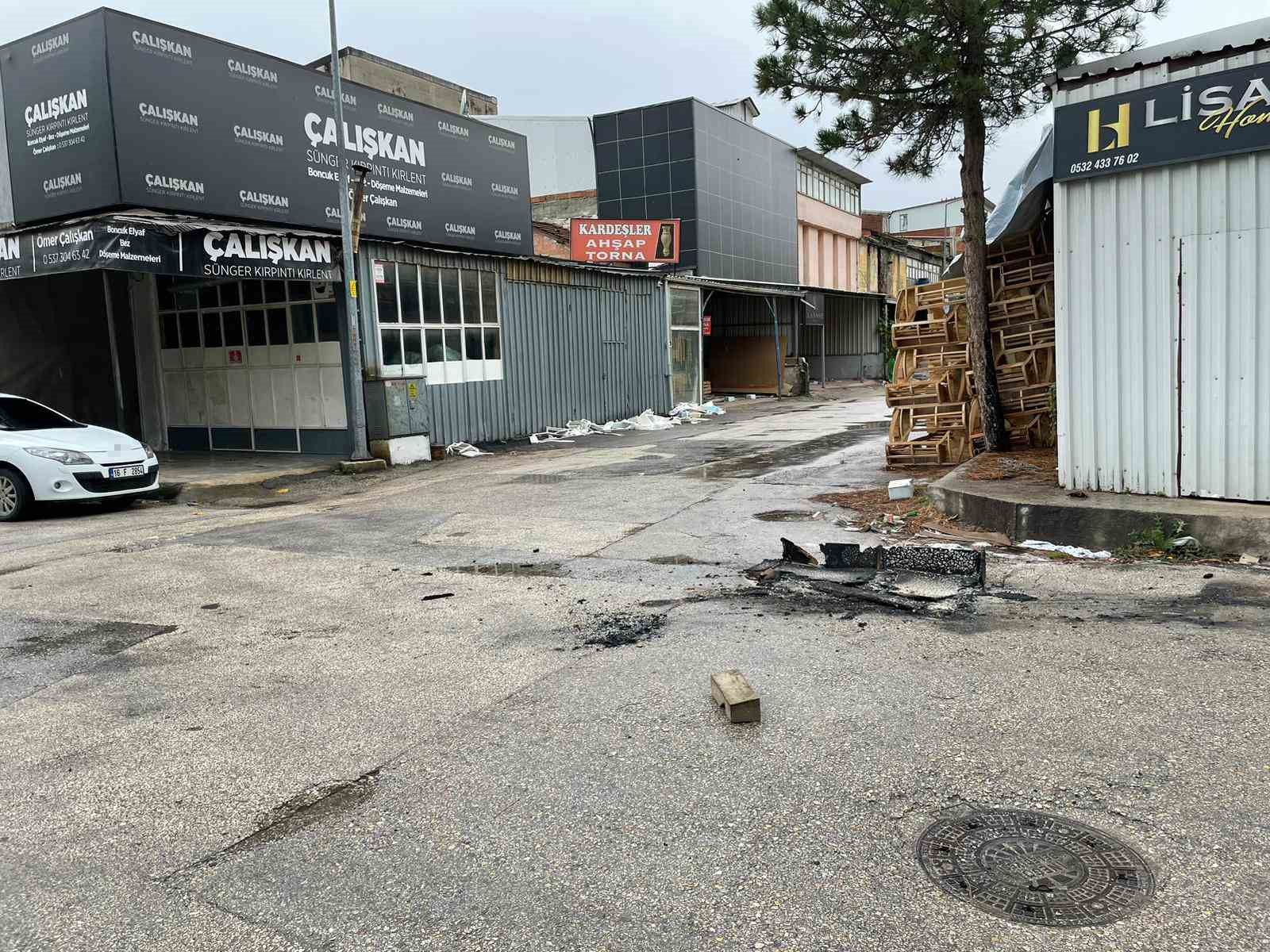 Çaldıkları koltukları ateşe verip demirlerini çaldılar