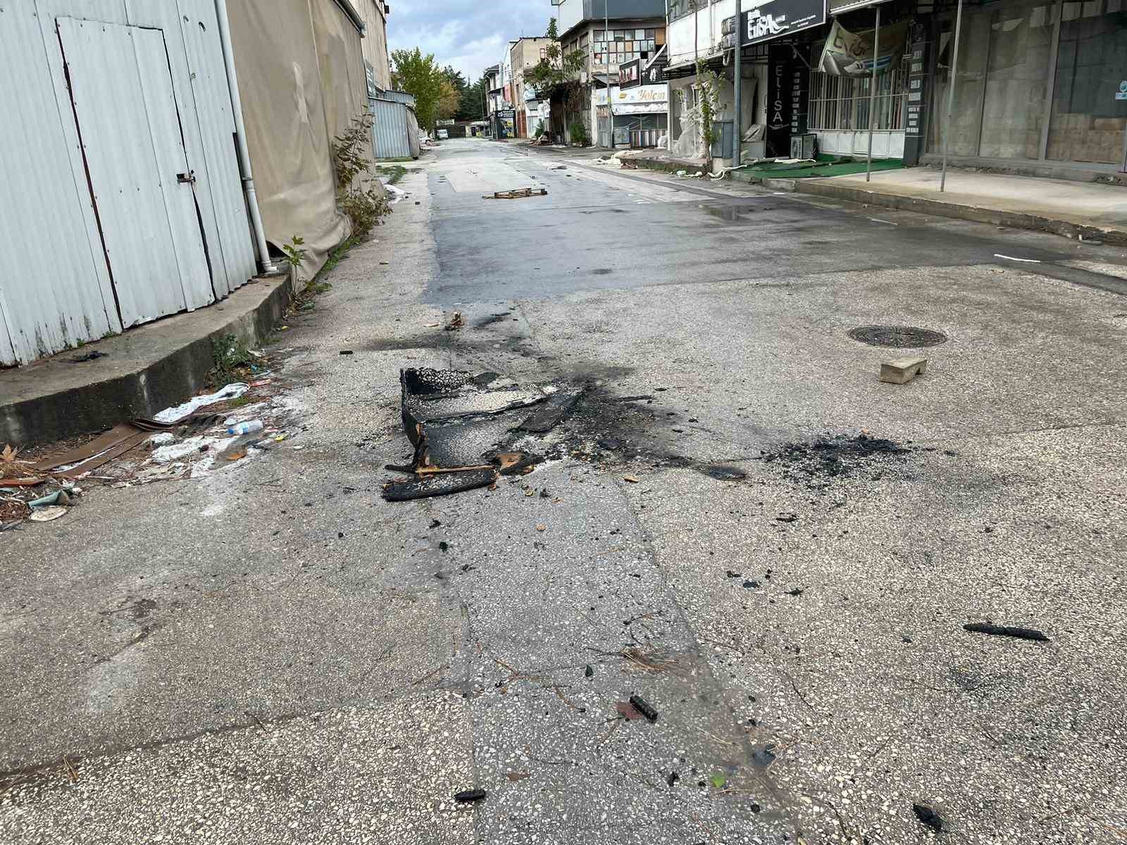 Çaldıkları koltukları ateşe verip demirlerini çaldılar