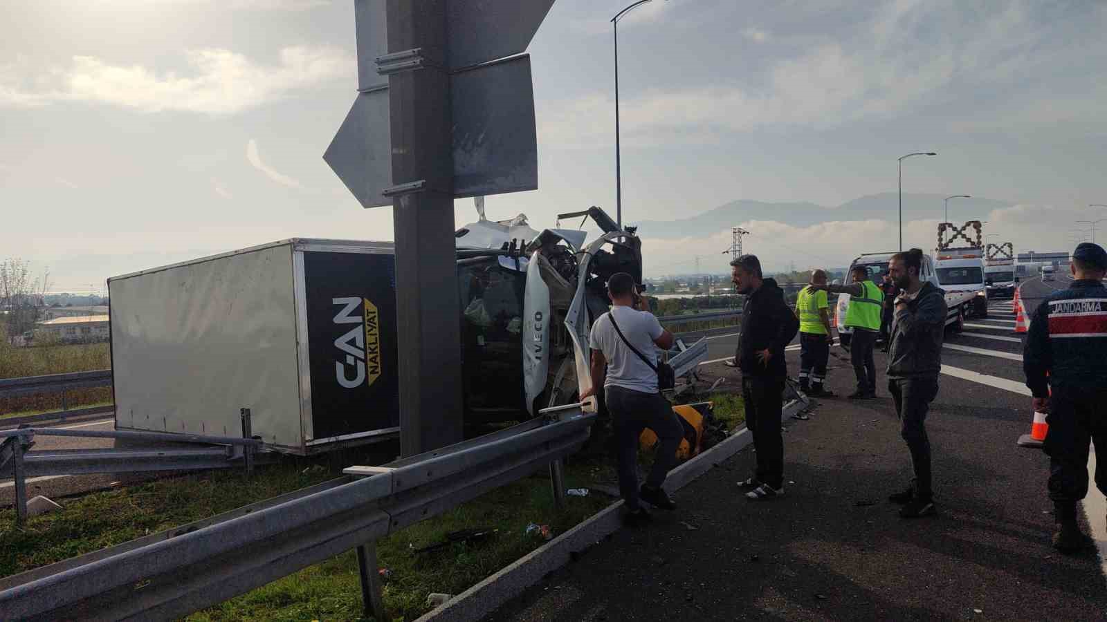 Bursa’da kamyonet bariyere saplandı