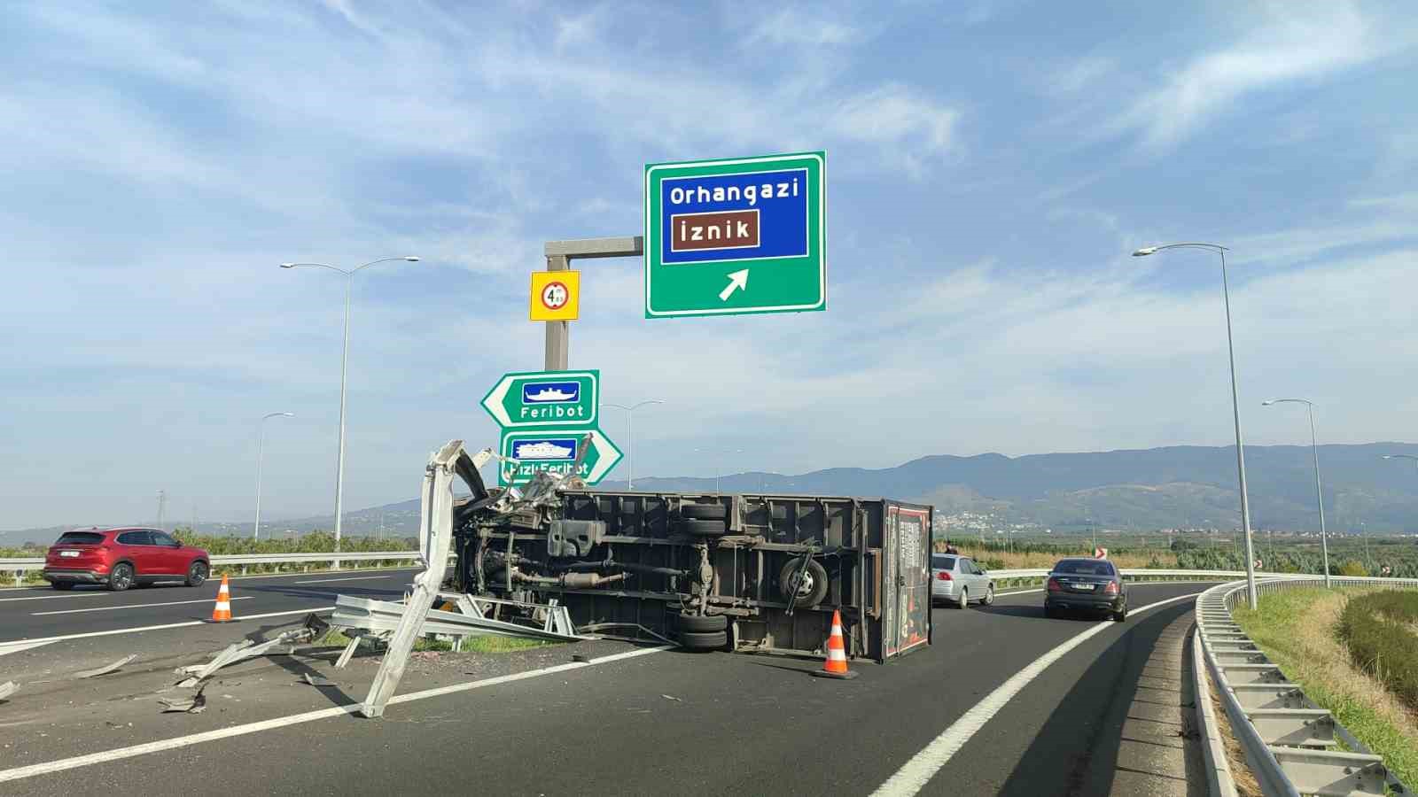 Bursa’da kamyonet bariyere saplandı