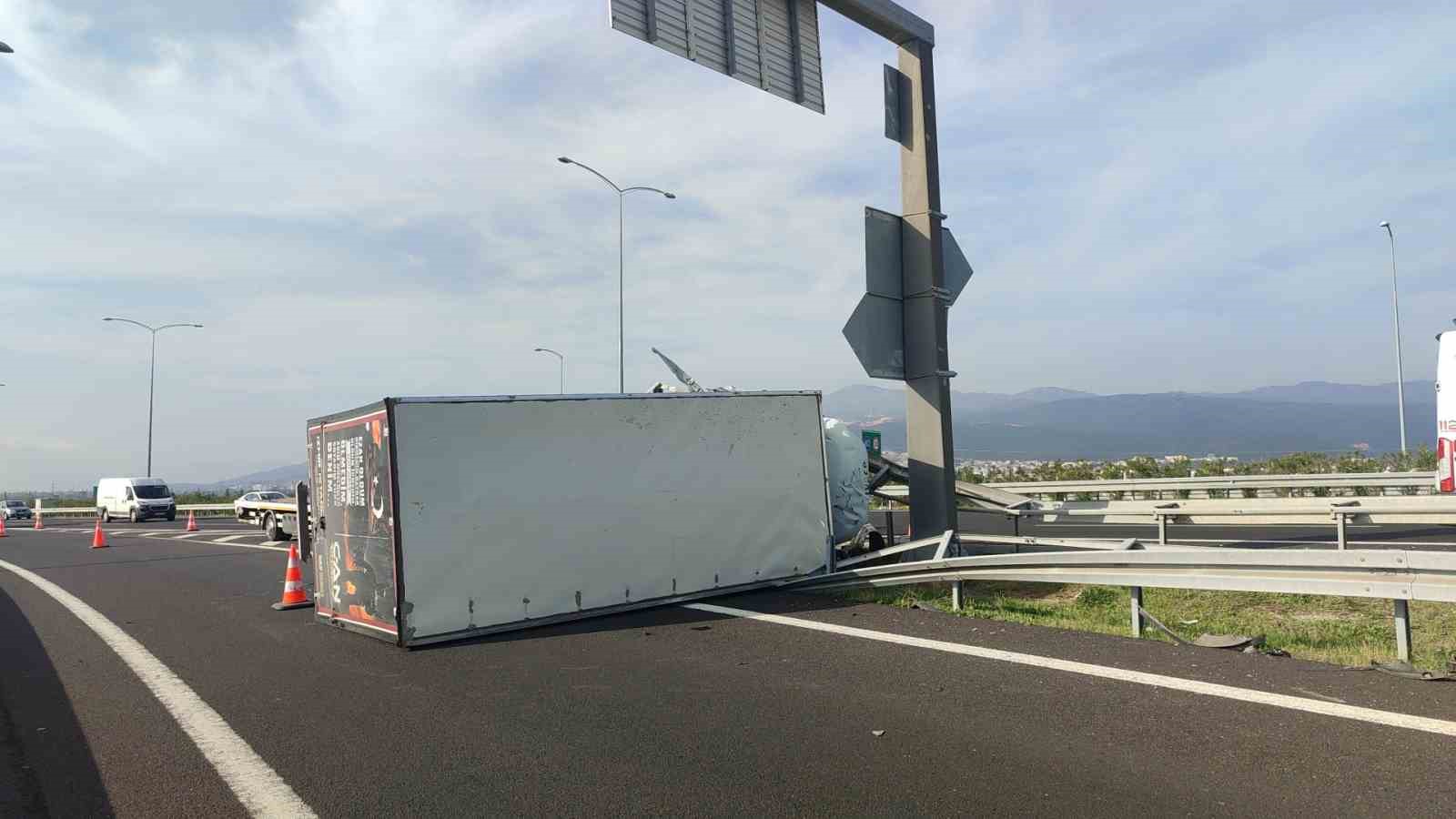 Bursa’da kamyonet bariyere saplandı