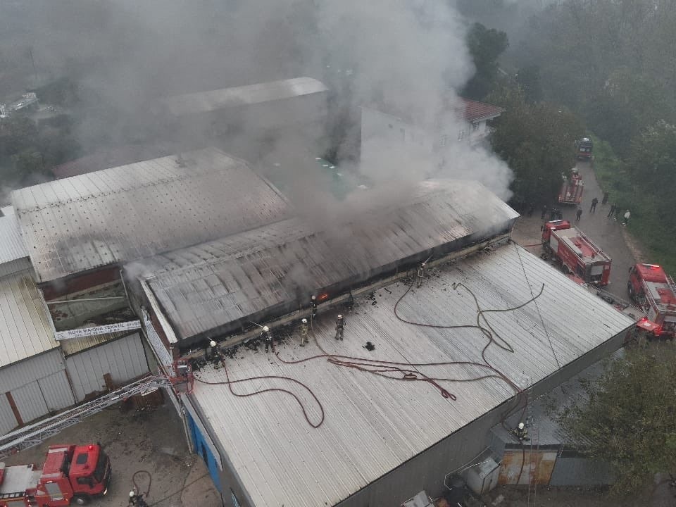 Bursa’da sünger imalat ve depolama tesisi alev alev yandı