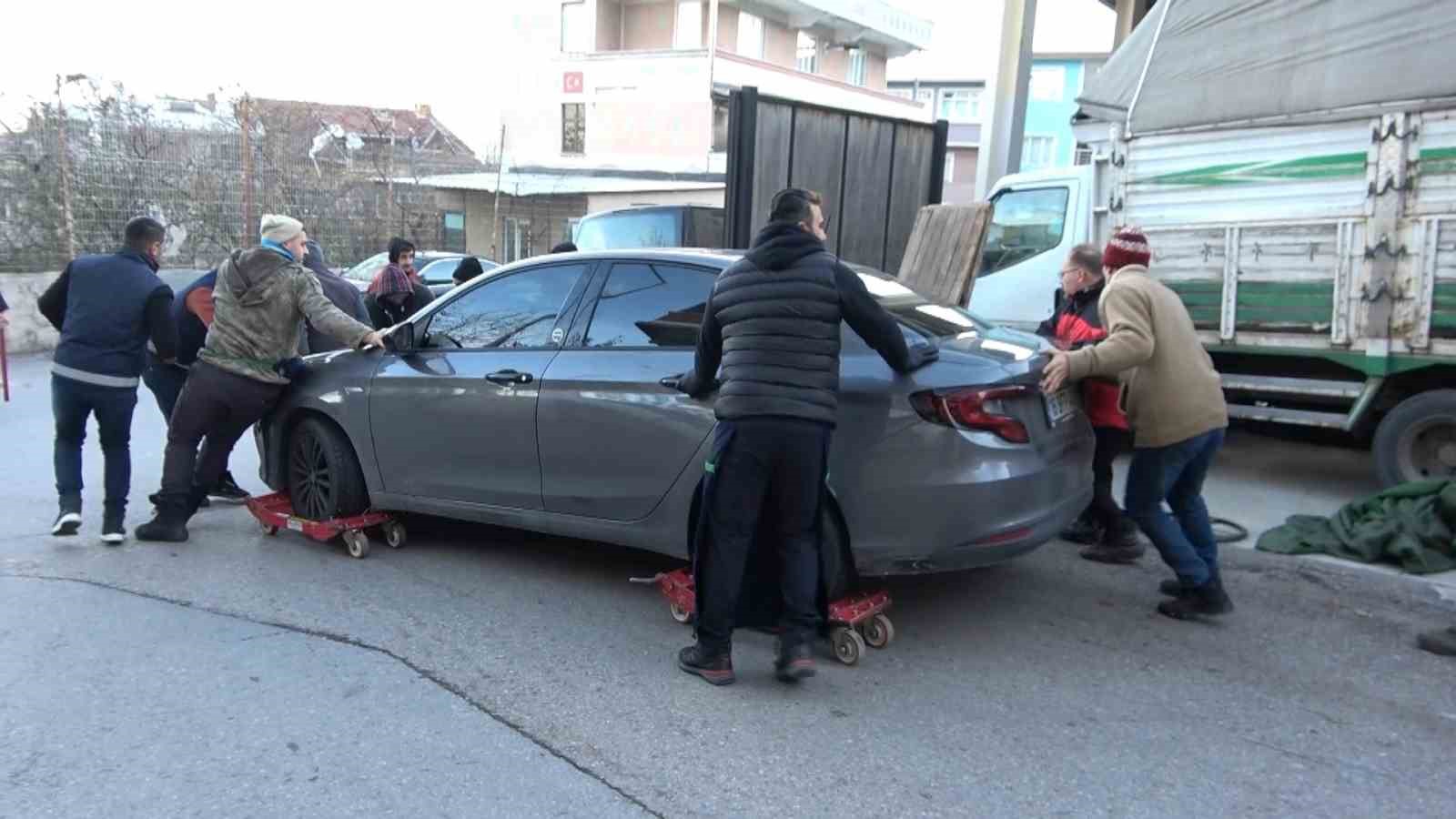 (Özel) Hatalı park edilen otomobillere pazarcı esnafından kaydıraklı çözüm