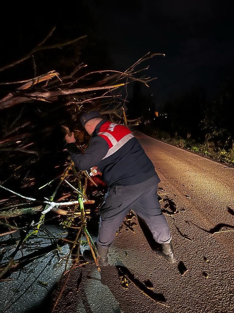 Jandarma etkili olan lodosta vatandaşlara yardım etti