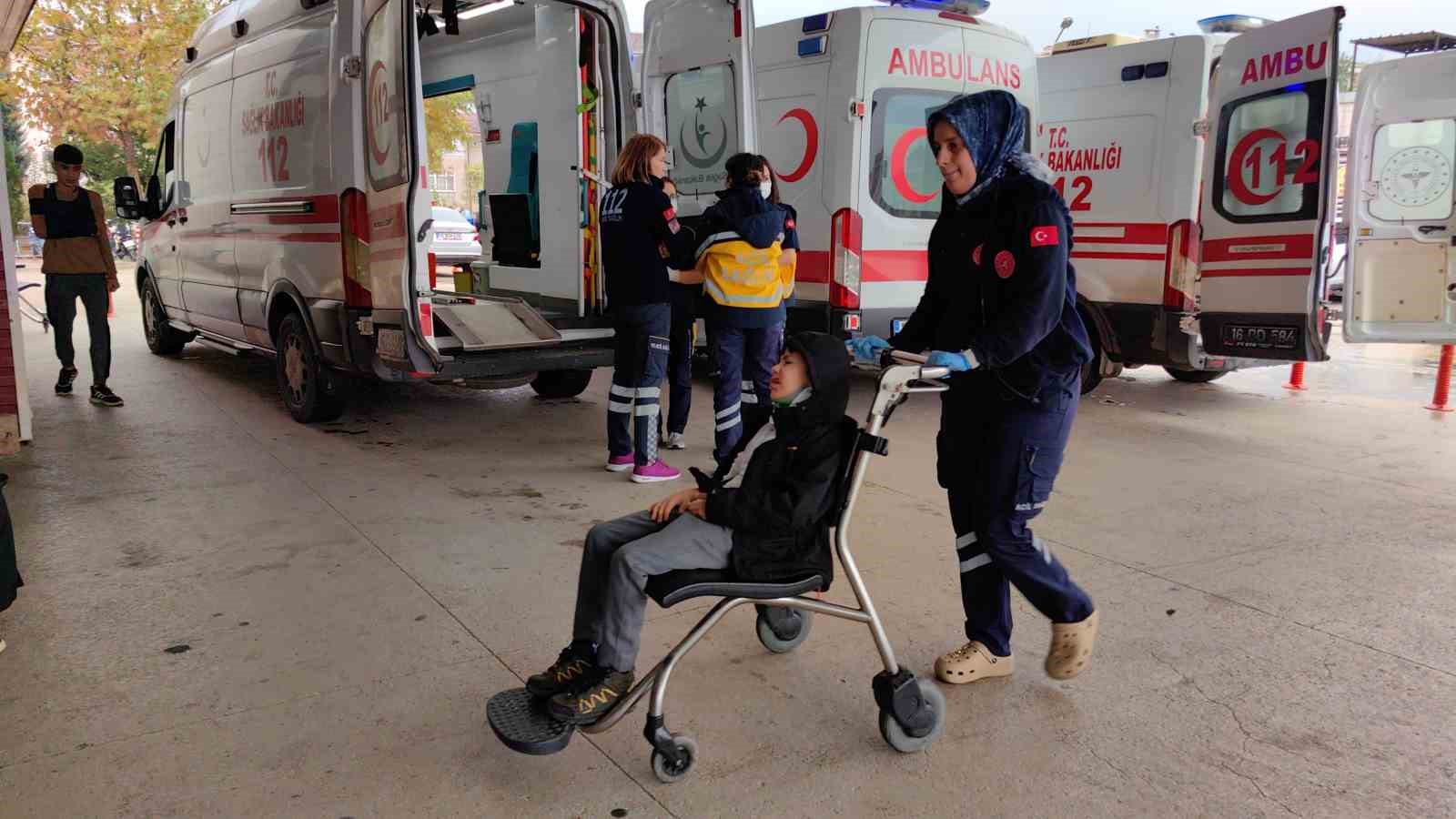 İnegöl’de ticari araç ile otomobil kafa kafaya çarpıştı: 5 yaralı