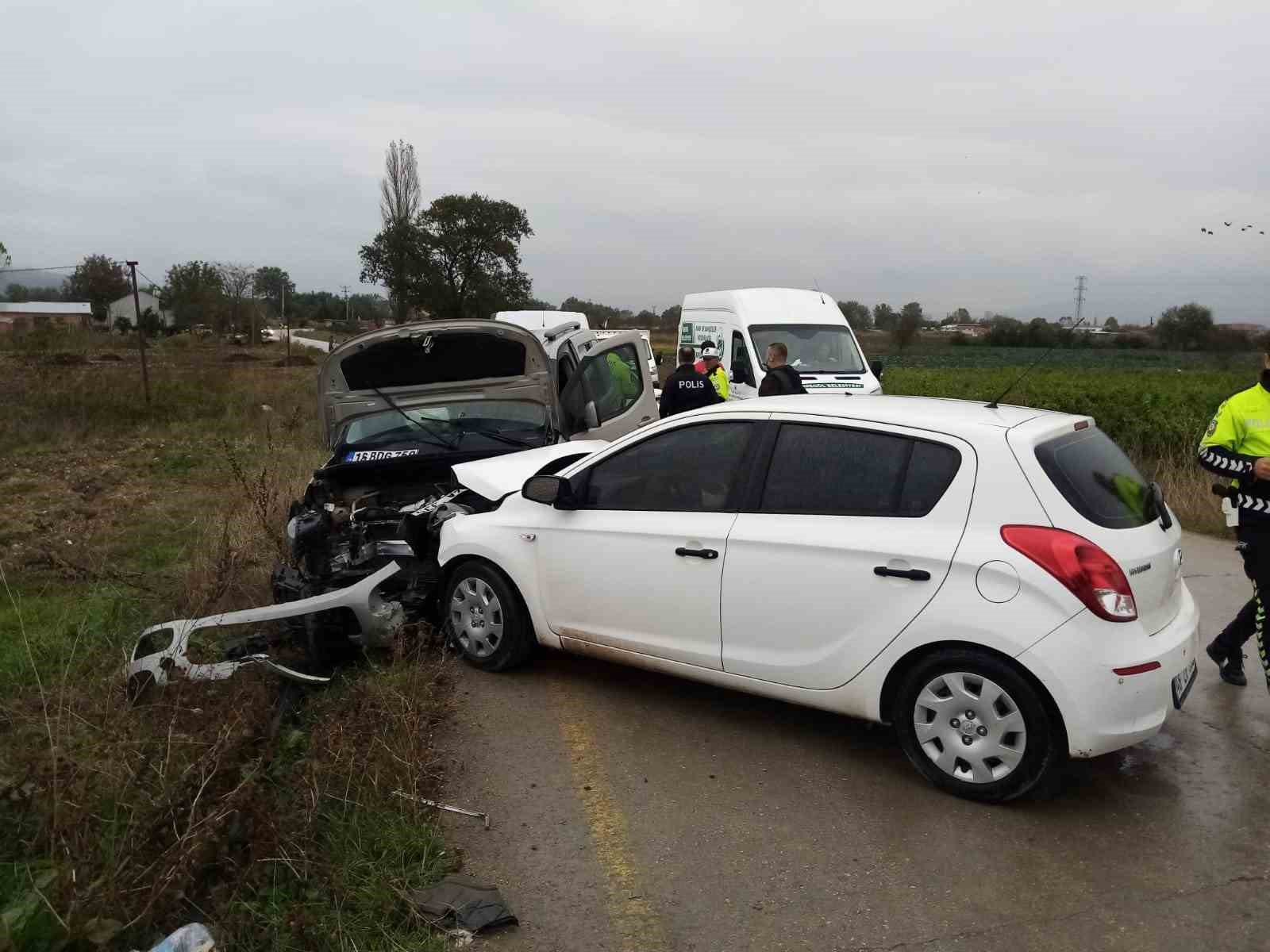 İnegöl’de ticari araç ile otomobil kafa kafaya çarpıştı: 5 yaralı