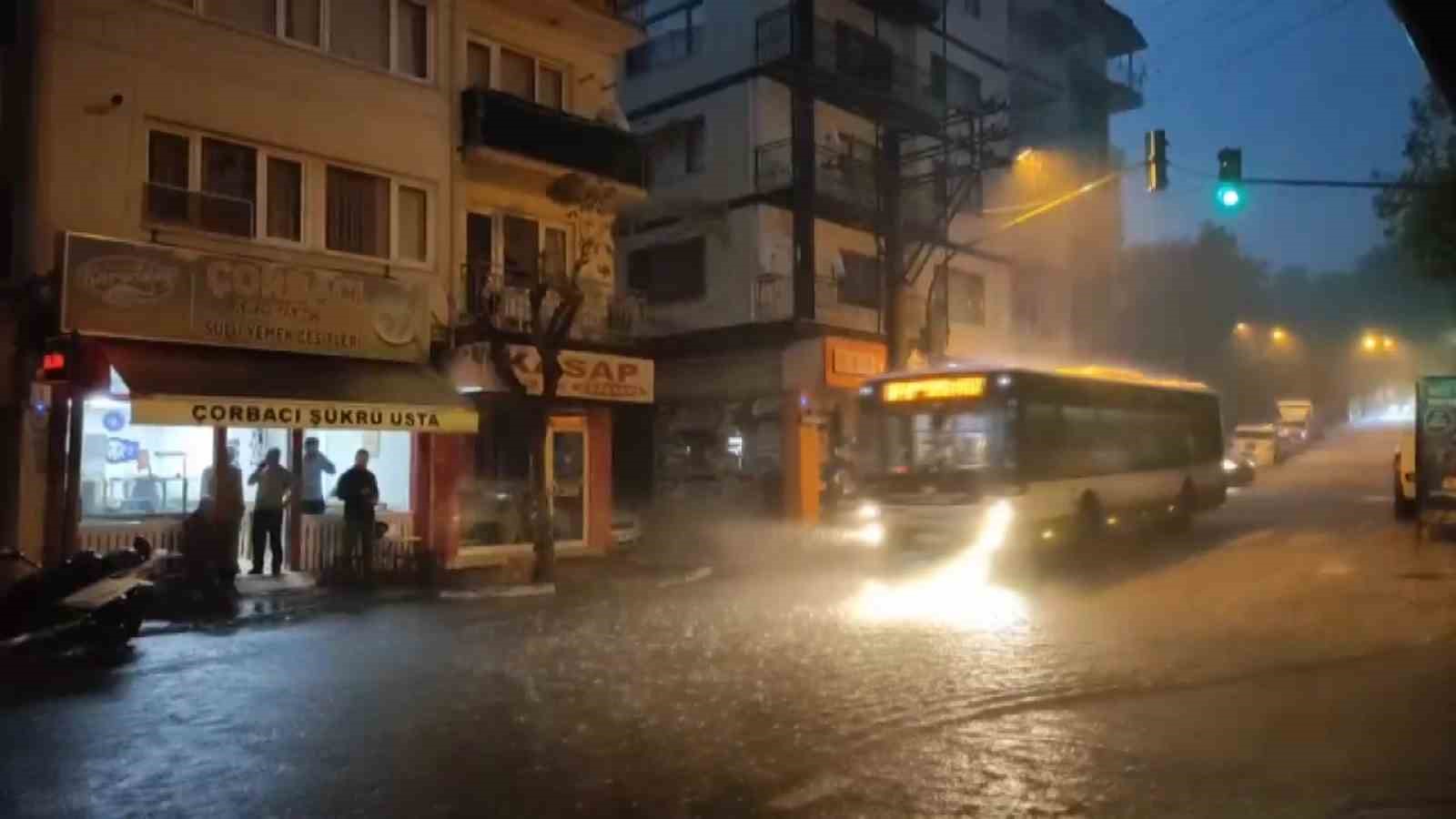 Bursa güne yağmur ve şimşeklerle uyandı