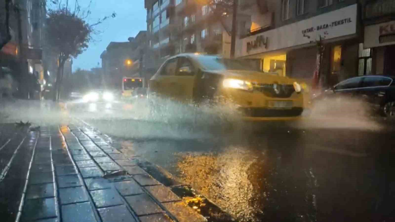 Bursa güne yağmur ve şimşeklerle uyandı