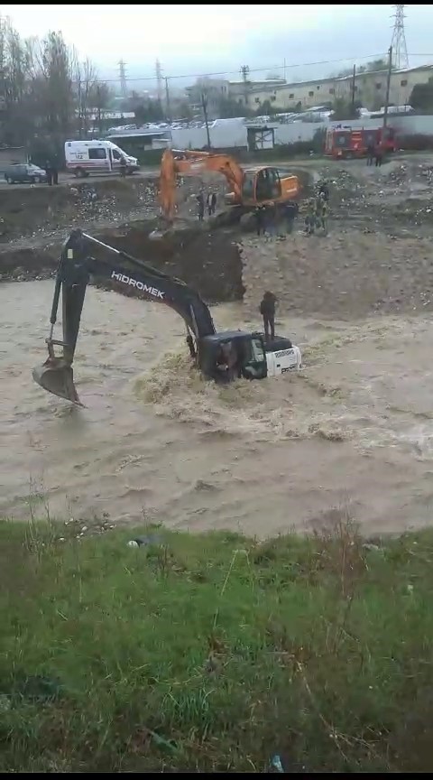 (Özel) Azgın sel sularında can pazarı...Mahsur kalan kepçe operatörü böyle kurtarıldı