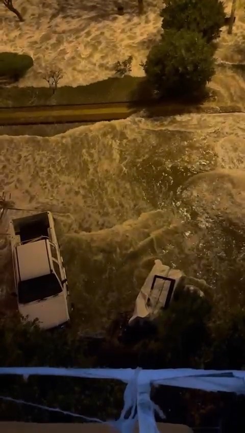 Bursa’da deniz taştı, gemi yan yattı